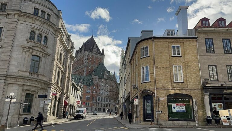 4K 🚶🏽♂️|Walk in Quebec City |1 day before the first snow🌨️
