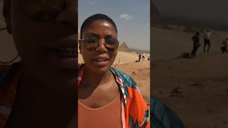 When your tour guide doubles as a photographer 📸 😳🫣 #pyramidsofgiza #travelvlog