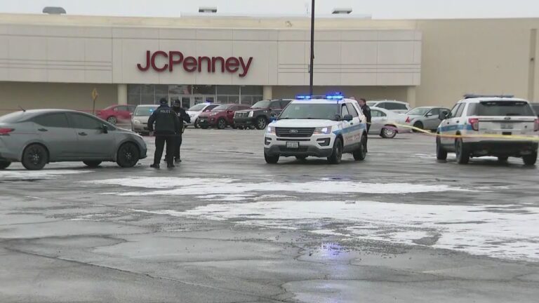 Police: Man shoots someone trying to get into his car at Chicago mall; 2 injured
